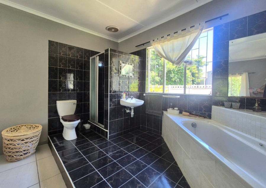 4 Bedroom Property for Sale in Twee Rivieren Western Cape